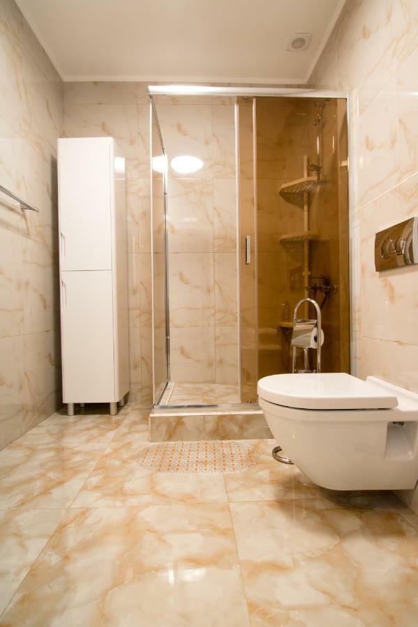 Lux Apartment Near Arena City Kiev Exteriör bild