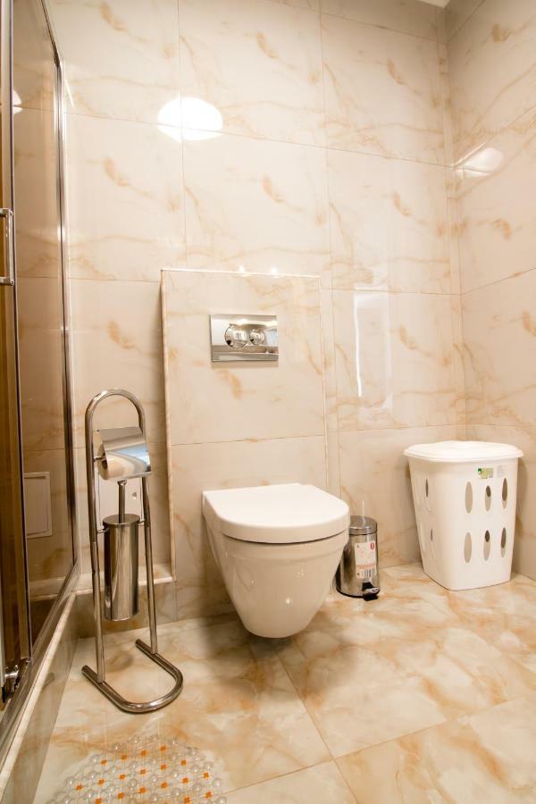 Lux Apartment Near Arena City Kiev Exteriör bild